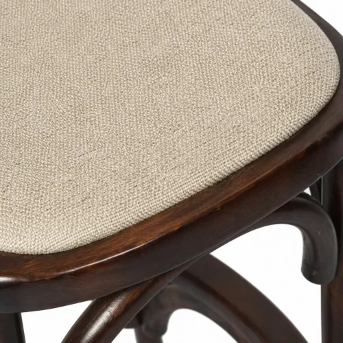 Banco para barra Crossback de madera de pino, detalle del asiento tapizado. Ideal para bares y sector Horeca.