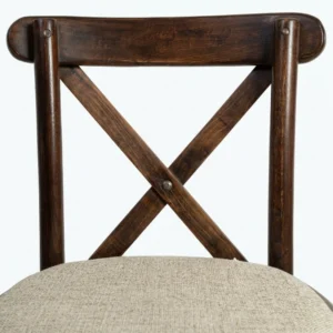 Banco para barra Crossback de madera de pino, detalle del respaldo. Ideal para bares y sector Horeca.