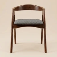 Silla Cairo de madera de pino con respaldo de madera y asiento tapizado, apilable.
