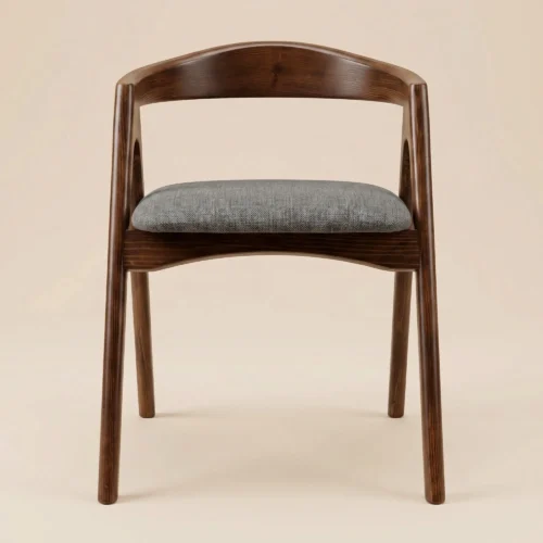 Silla Cairo de madera de pino con respaldo de madera y asiento tapizado, apilable.