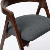 Silla Cairo de madera de pino con respaldo de madera y asiento tapizado, apilable.