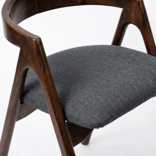 Silla Cairo de madera de pino con respaldo de madera y asiento tapizado, apilable.