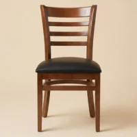 Silla Catalán de madera de pino para eventos o restaurantes. Asiento tapizado con vinipiel, respaldo de madera.