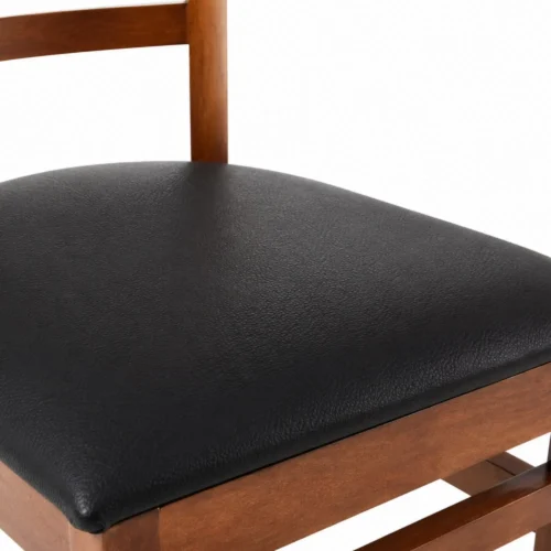 Silla Catalán de madera de pino para eventos o restaurantes. Detalle del asiento tapizado con vinipiel color negro.