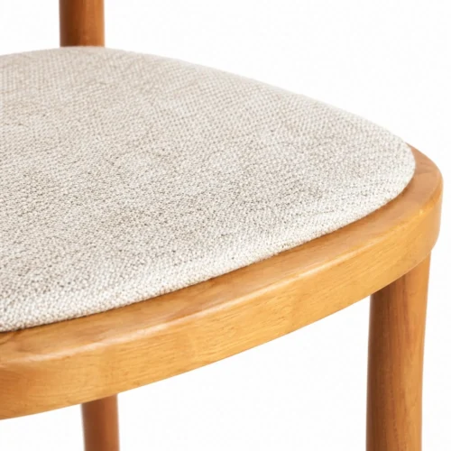 Silla Felisa de madera de pino para eventos y restaurantes. Detalle del asiento tapizado.