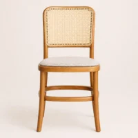 Silla Felisa de madera de pino para eventos y restaurantes. Respaldo en bejuco y asiento tapizado.