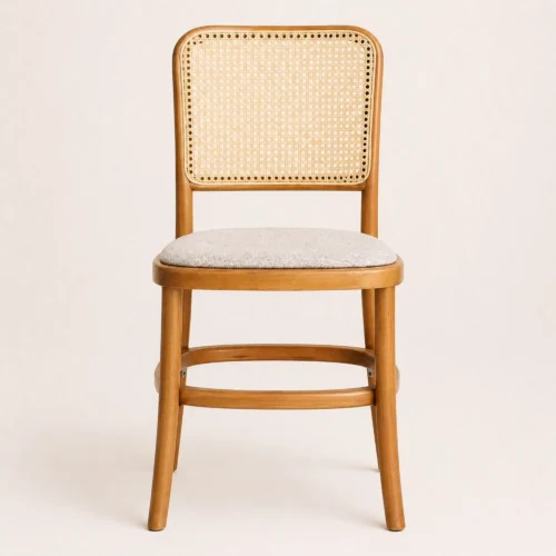 Silla Felisa de madera de pino para eventos y restaurantes. Respaldo en bejuco y asiento tapizado.