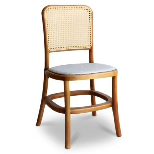 Silla Felisa de madera de pino para eventos y restaurantes. Respaldo en bejuco y asiento tapizado.