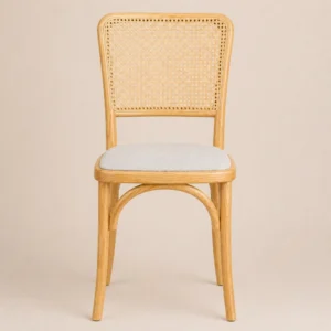 Silla Frida de madera de pino con respaldo en bejuco y asiento tapizado