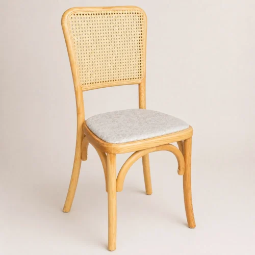 Silla Frida de madera de pino con respaldo en bejuco y asiento tapizado