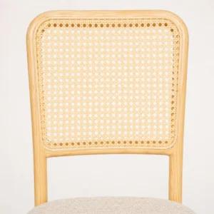 Silla Frida de madera de pino, detalle respaldo bejuco.