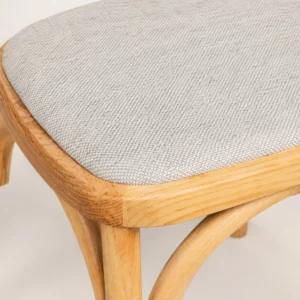 Silla Frida de madera de pino, detalle asiento tapizado.