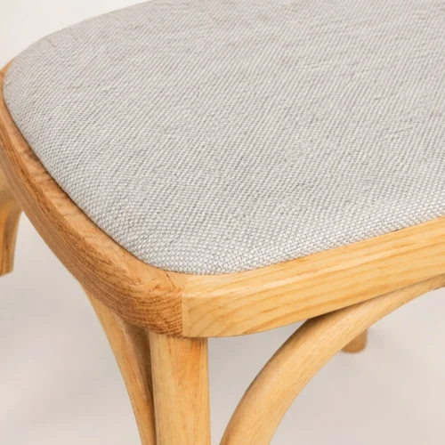 Silla Frida de madera de pino, detalle asiento tapizado.