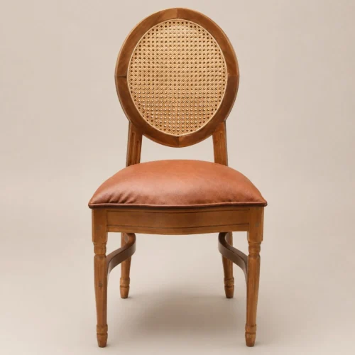 Silla Luis XV de madera de pino para eventos. Asiento tapizado y respaldo en bejuco