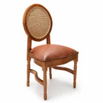 Silla Luis XV de madera de pino para eventos. Asiento tapizado y respaldo en bejuco