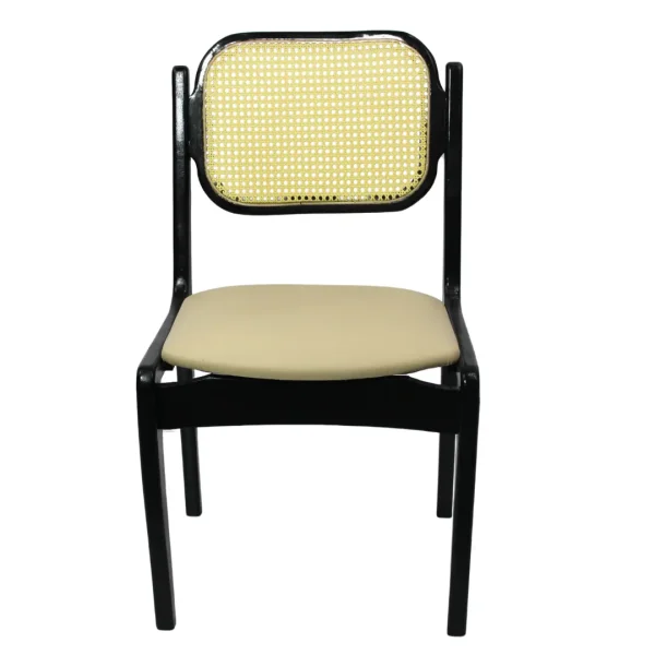 Silla Alison de madera de pino con respaldo de bejuco sintético, asiento tapizado en beige. No apilable, adecuada para interior.