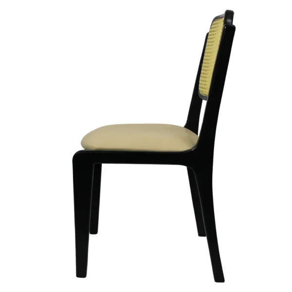 Silla Alison de madera de pino con respaldo de bejuco sintético, asiento tapizado en beige. No apilable, adecuada para interior.