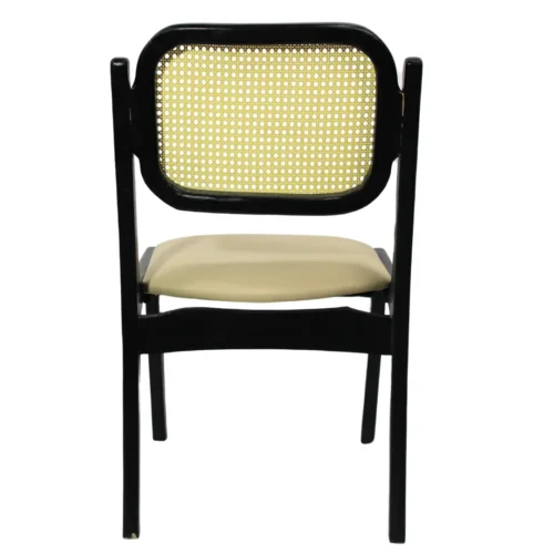 Silla Alison de madera de pino con respaldo de bejuco sintético, asiento tapizado en beige. No apilable, adecuada para interior.