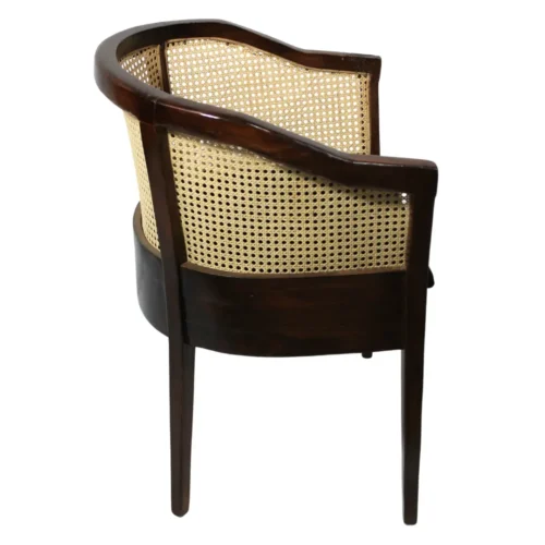Silla Alondra de madera de pino con respaldo de bejuco sintético y asiento tapizado, no apilable.