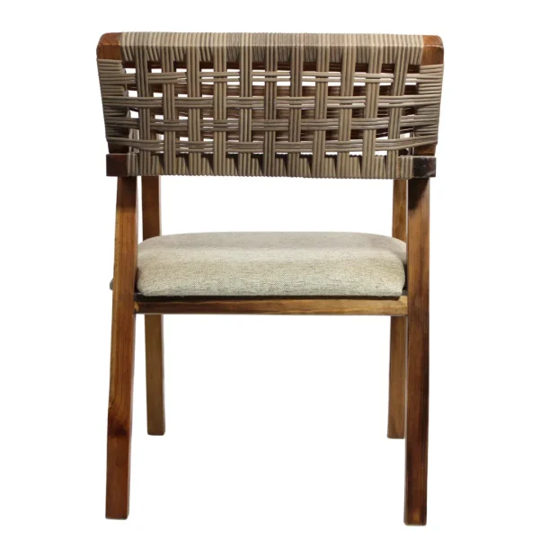 Silla Andora de madera de pino con respaldo de ratán sintético y asiento tapizado, apilable.