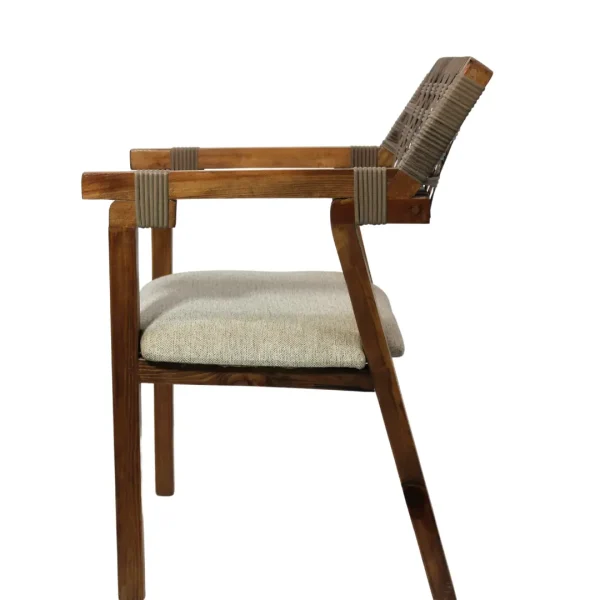 Silla Andora de madera de pino con respaldo de ratán sintético y asiento tapizado, apilable.