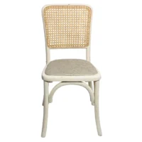 Silla Frida 02 de madera de pino con respaldo de bejuco sintético y asiento tapizado, apilable.