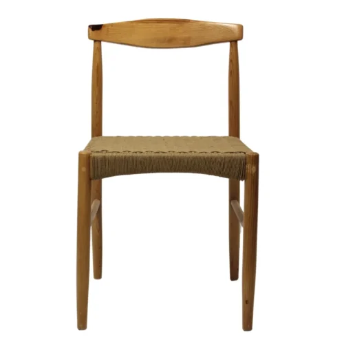 Silla Elbow 02 de madera de pino con asiento de celulosa natural, no apilable.