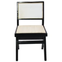Silla Bosco de madera de pino en negro, respaldo de bejuco sintético, asiento tapizado en blanco. No apilable, adecuada para interior.