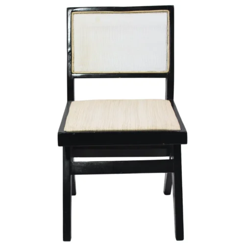 Silla Bosco de madera de pino en negro, respaldo de bejuco sintético, asiento tapizado en blanco. No apilable, adecuada para interior.
