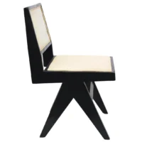 Silla Bosco de madera de pino en negro, respaldo de bejuco sintético, asiento tapizado en blanco. No apilable, adecuada para interior.