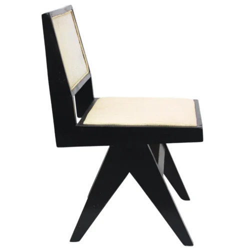 Silla Bosco de madera de pino en negro, respaldo de bejuco sintético, asiento tapizado en blanco. No apilable, adecuada para interior.