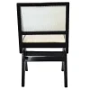 Silla Bosco de madera de pino en negro, respaldo de bejuco sintético, asiento tapizado en blanco. No apilable, adecuada para interior.