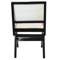 Silla Bosco de madera de pino en negro, respaldo de bejuco sintético, asiento tapizado en blanco. No apilable, adecuada para interior.