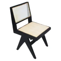 Silla Bosco de madera de pino en negro, respaldo de bejuco sintético, asiento tapizado en blanco. No apilable, adecuada para interior.