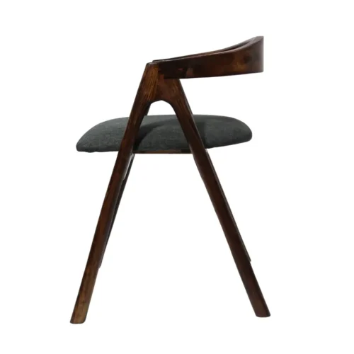 Silla Cairo de madera de pino con respaldo de madera y asiento tapizado, apilable.