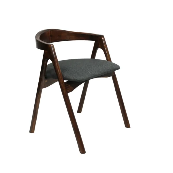 Silla Cairo de madera de pino con respaldo de madera y asiento tapizado, apilable.