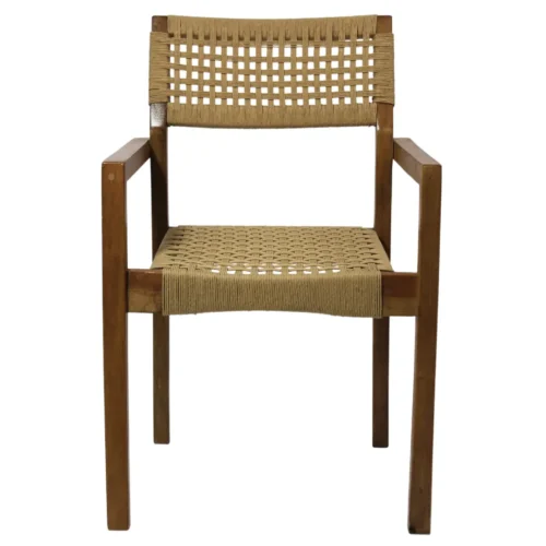 Silla Carey de madera de pino, respaldo y asiento tejido en celulosa natural. No apilable, adecuada para interior.