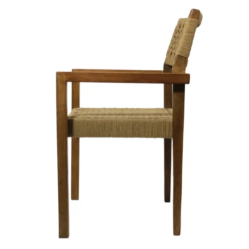 Silla Carey de madera de pino, respaldo y asiento tejido en celulosa natural. No apilable, adecuada para interior.