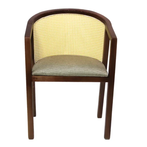 Silla Dafne de madera de pino, respaldo de bejuco sintético, asiento tapizado en beige. No apilable, adecuada para interior.
