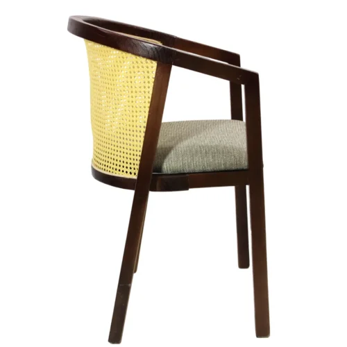 Silla Dafne de madera de pino, respaldo de bejuco sintético, asiento tapizado en beige. No apilable, adecuada para interior.