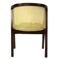 Silla Dafne de madera de pino, respaldo de bejuco sintético, asiento tapizado en beige. No apilable, adecuada para interior.
