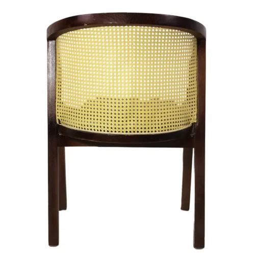 Silla Dafne de madera de pino, respaldo de bejuco sintético, asiento tapizado en beige. No apilable, adecuada para interior.