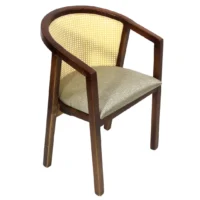 Silla Dafne de madera de pino, respaldo de bejuco sintético, asiento tapizado en beige. No apilable, adecuada para interior.