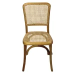Silla Frida 04 de madera de pino con respaldo y asiento de bejuco sintético, apilable.