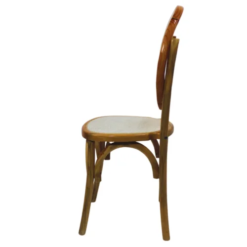 Silla Helen de madera de pino, respaldo de bejuco sintético, asiento tapizado en color beige, apilable, adecuada para interior.