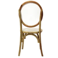 Silla Helen de madera de pino, respaldo de bejuco sintético, asiento tapizado en color beige, apilable, adecuada para interior.