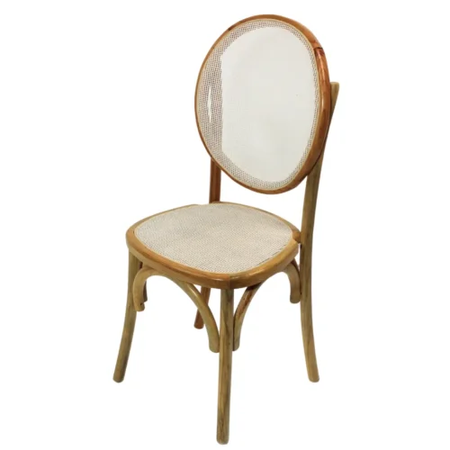 Silla Helen de madera de pino, respaldo de bejuco sintético, asiento tapizado en color beige, apilable, adecuada para interior.