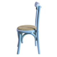 Silla Nube infantil de madera de pino infantil color celeste, respaldo en forma de nube, asiento tapizado en color beige, apilable, adecuada para interior.