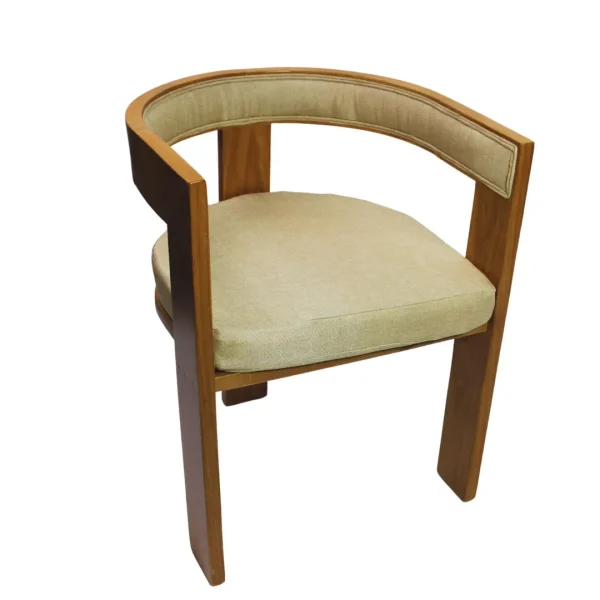silla-madera-kenia-4 Silla Kenia de madera de pino, respaldo, descansa brazos y asiento tapizado en color beige, no apilable, adecuada para interior.