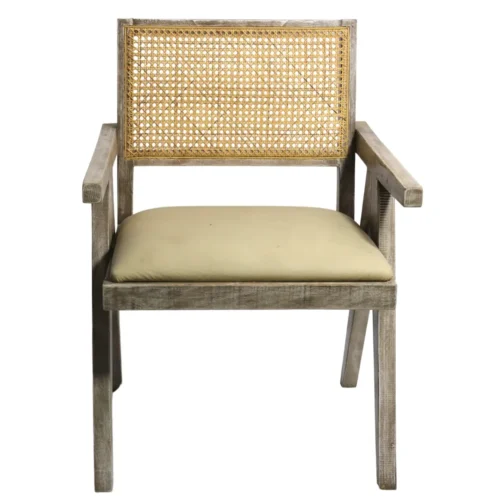 Silla Kepa 02 de madera de pino con respaldo de bejuco sintético y asiento tapizado, no apilable.